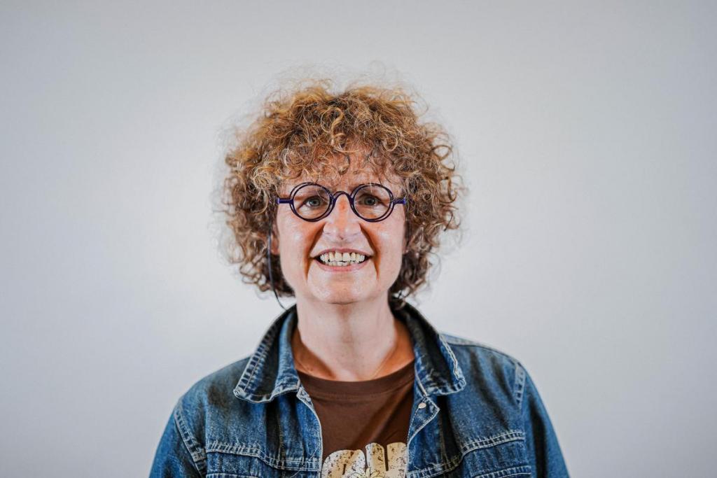 Karin Robert (59) uit Sint-Kruis bij Brugge is juf in het derde leerjaar van het Sint-Andreasinstituut en gemeenteraadslid voor Groen. In een ver verleden was ze al te zien op tv in het programma Cijfers & Letters met Zaki. De politica figureerde de voorbij jaren ook in tv-reeksen als Aspe en Witse. Ze schreef zich naar eigen zeggen in omdat het haar deed denken aan haar jeugdjaren als leidster bij jeugdvereniging VKSJ-Kriko.Lees hier meer over Karin.