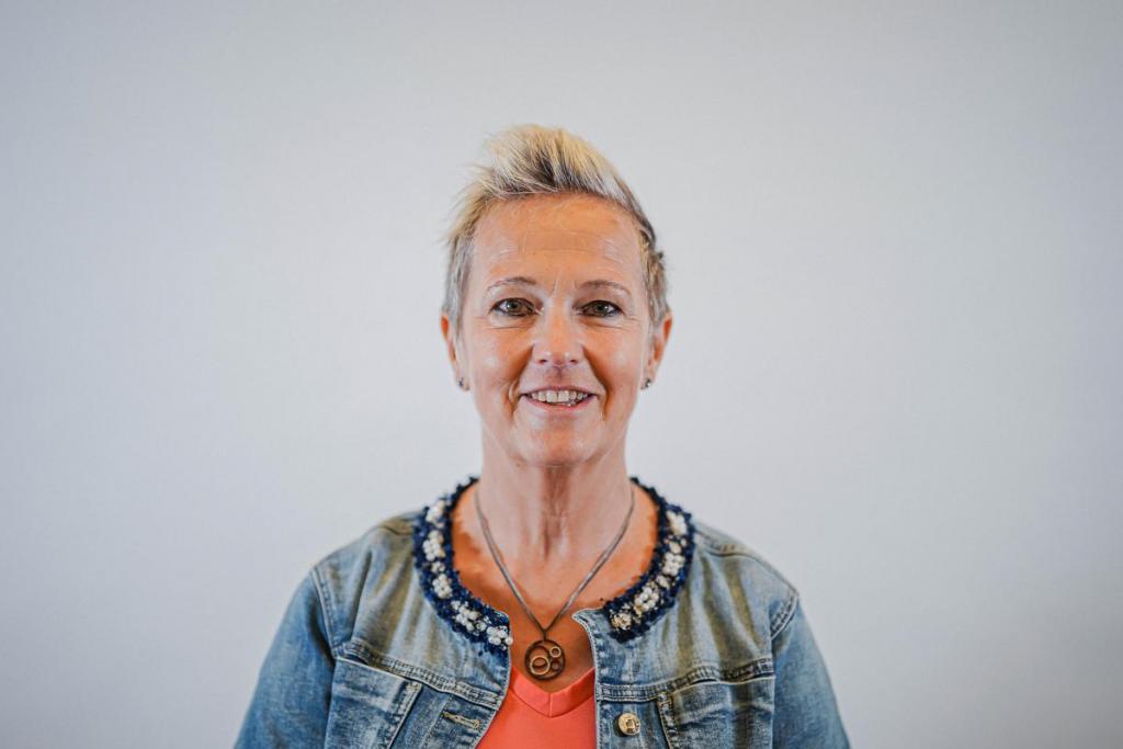 Myriam Vandeweghe uit Pittem is zestig jaar en net gepensioneerd. Ze werkte als heftruckchauffeur en staat bekend als een pittige dame.