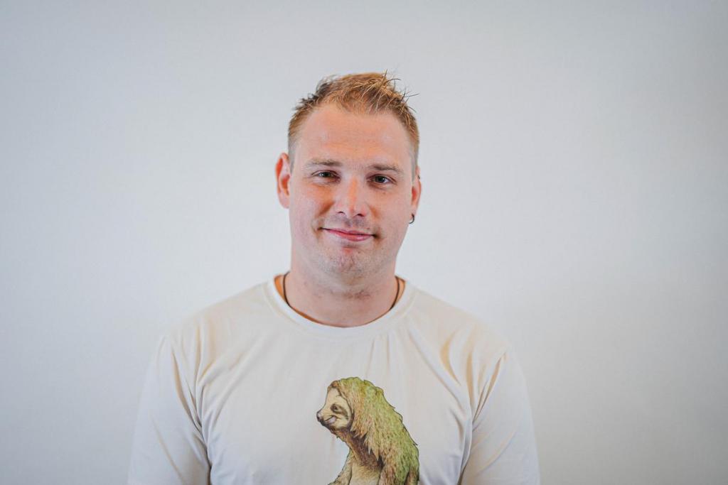 Nick Hoste (30) uit Dentergem werkt in het dagelijks leven als schrijnwerker. Al kunnen de mensen in de buurt hem best kennen als Hypnofire. Nick is immers al sinds kinds af aan gefascineerd door circustechnieken en specialiseerde zich daarin, gaande van vuurspuwen en hypnose tot goochelen.