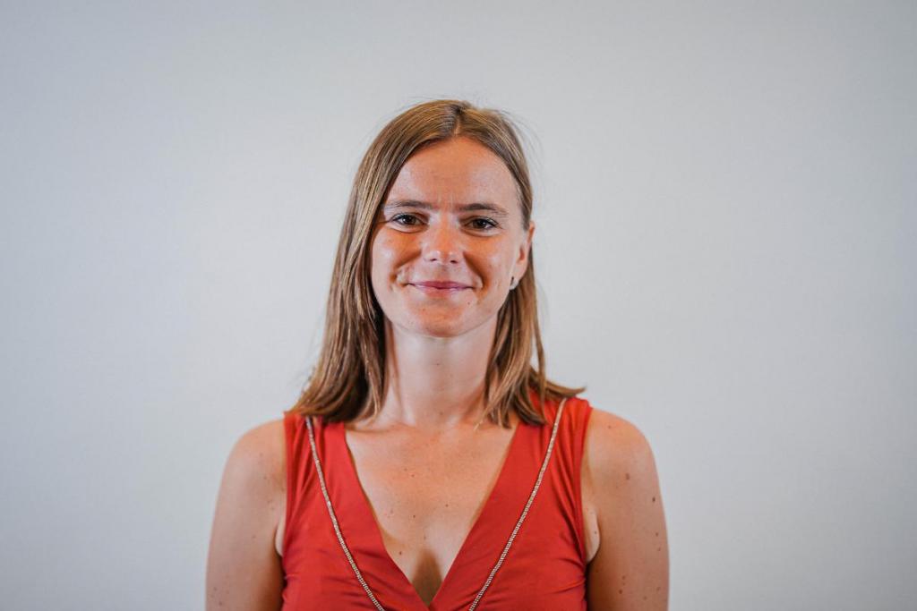 Niki Allary (28) heeft roots in Koksijde, maar woont in Kuurne. Ze werkt als advocate voor Bonus Advocaten in Kortrijk en is bestuurslid bij Conferentie Jonge Balie Kortrijk.