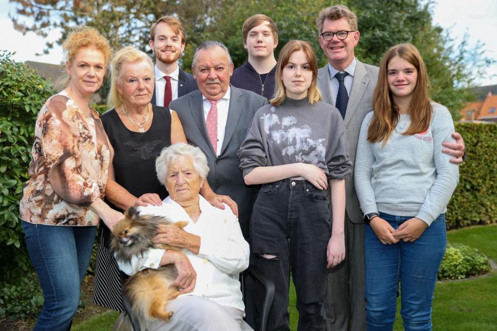 De kranige Godelieve met kinderen, klein- en achterkleinkinderen.