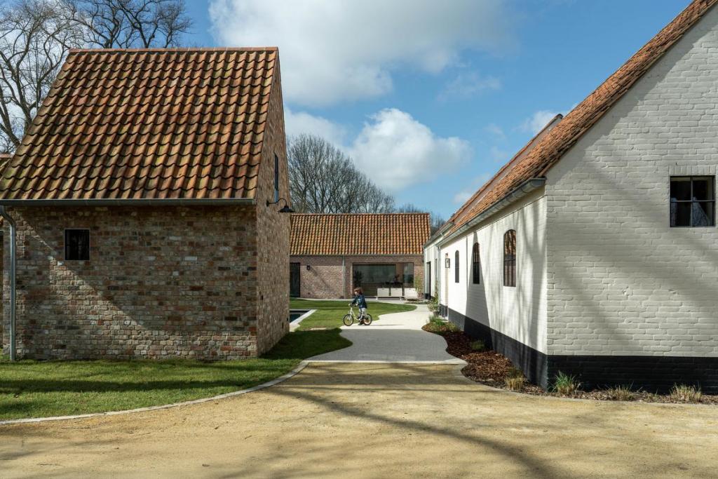 De oorspronkelijke hoeve werd gesloopt en heropgebouwd. De bijgebouwen werden gerenoveerd en gerestaureerd.
