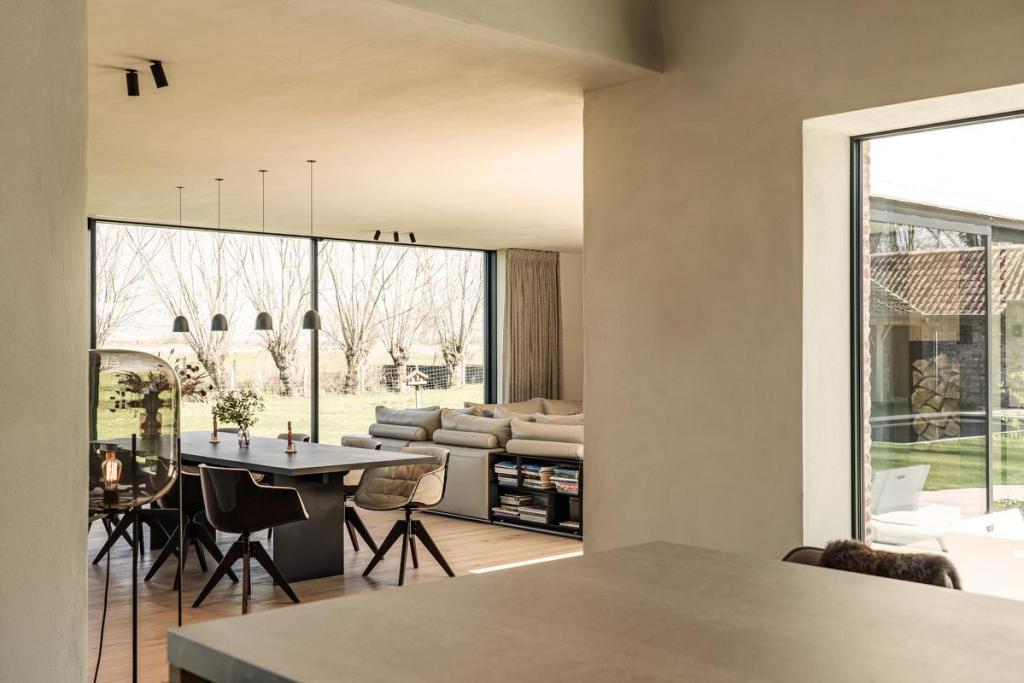 De woning voelt ruimtelijk en open aan.