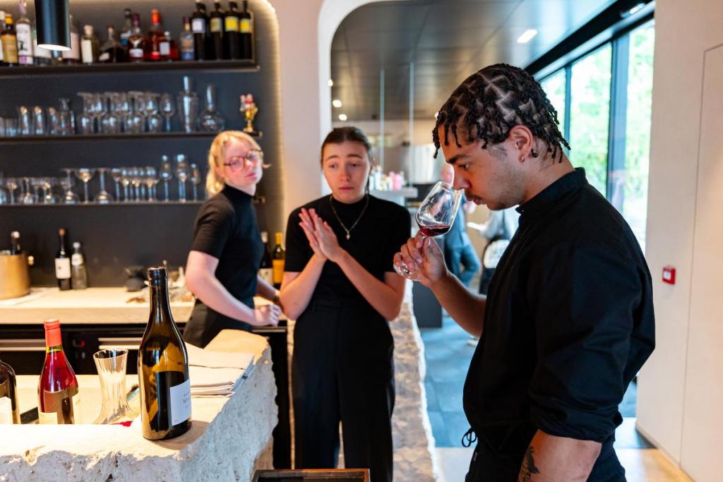 Front of house Elise, assistent-sommelier Lies en stagiair Elias.