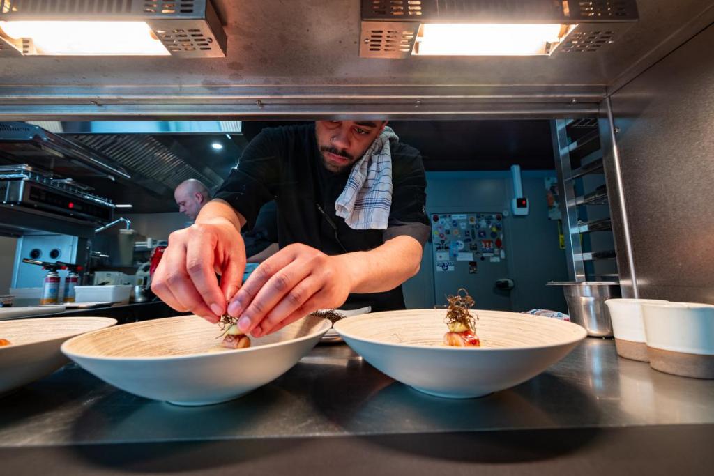 Chef de partie Guillaume zorgt mee voor de mis-en-place.