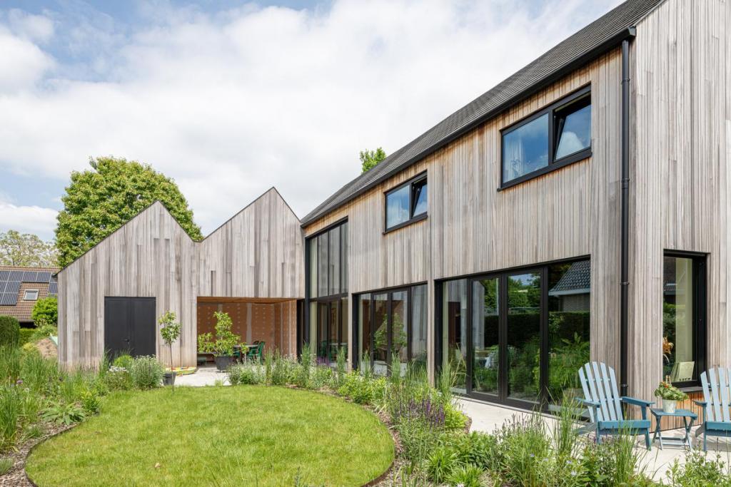 De woning werd ontworpen in een L-vorm.