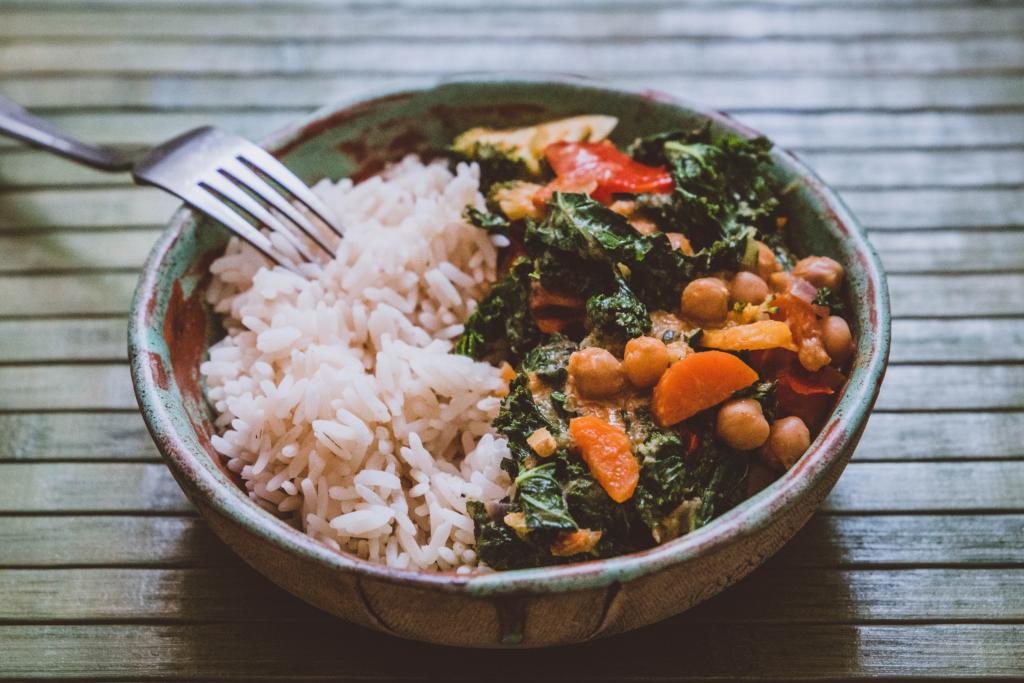 rode curry met kokosmelk, boerenkool en kikkererwten