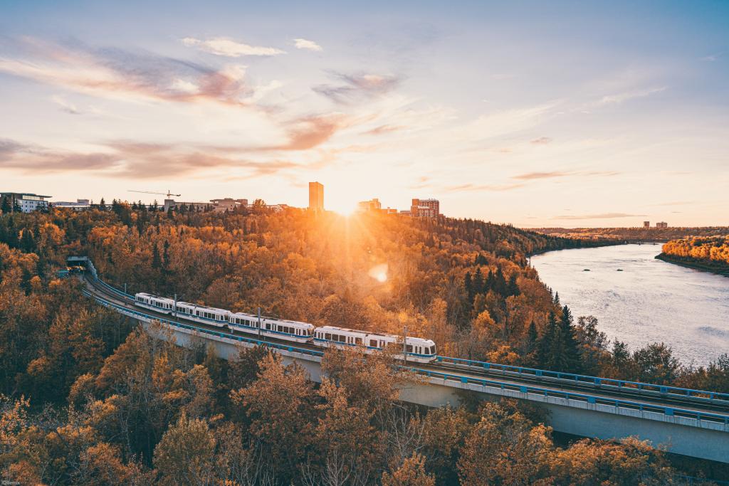 de rocky mountaineer die door Canada trekt neemt je mee op een van de mooiste treinroutes ter wereld 