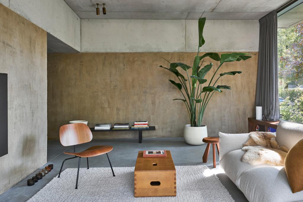 In de woonkamer kregen klassiekers waaronder een LCM chair van Eames, een Tabouret Cabanon van Le Corbusier als salontafel en een krukje van Charlotte Perriand een plek naast een Marenco sofa van Arflex.