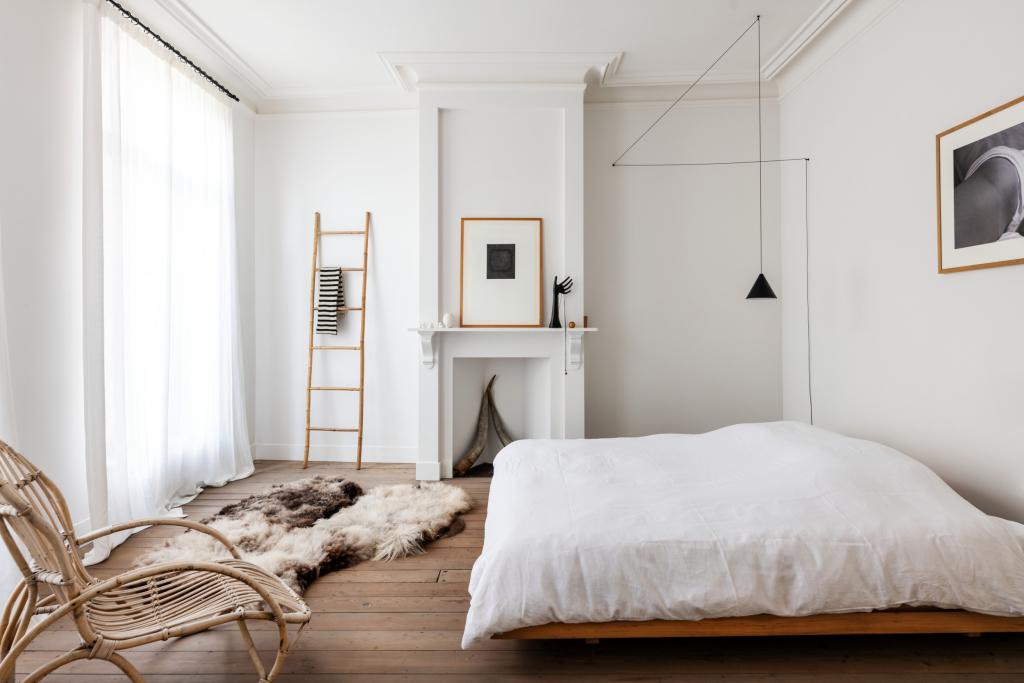 Enkel de slaapkamer heeft geen opvallende kleuraccenten. Hier zetten natuurlijke materialen en kleuren de toon.