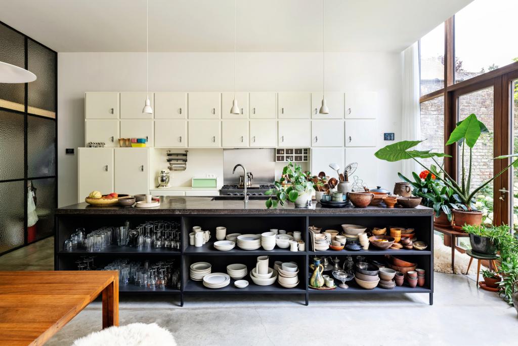 Rijoning Gent - Van de indrukwekkende crèmekleurige Cubex-keuken zijn enkel de drie rechtse modules origineel, de rest liet Karolien bijmaken.