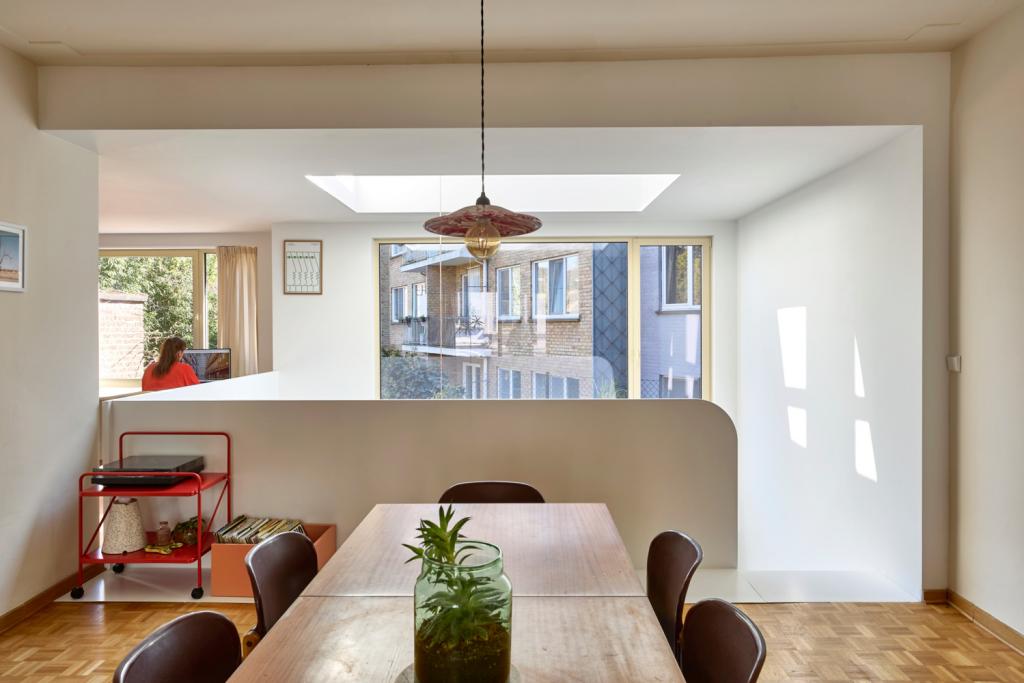 Links zie je het bureau. ‘De open ruimte moedigt aan om vaak op te ruimen.’