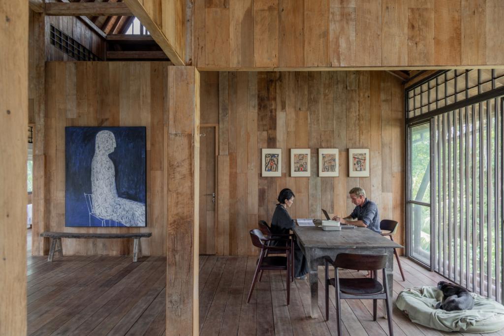 De kunstwerken zijn inheems en afkomstig uit de galerie van architect Tony Hartawan.