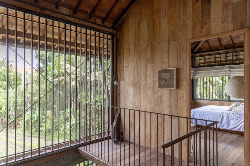 De lampen in banaanvezel zijn door Greenman Bananapaper Studio gemaakt, het linnen komt uit een atelier dat werk verschaft aan gescheiden vrouwen die in Bali worden verstoten.