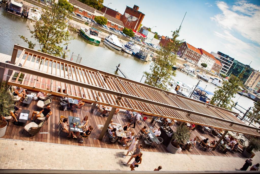 terrasjes aan het water