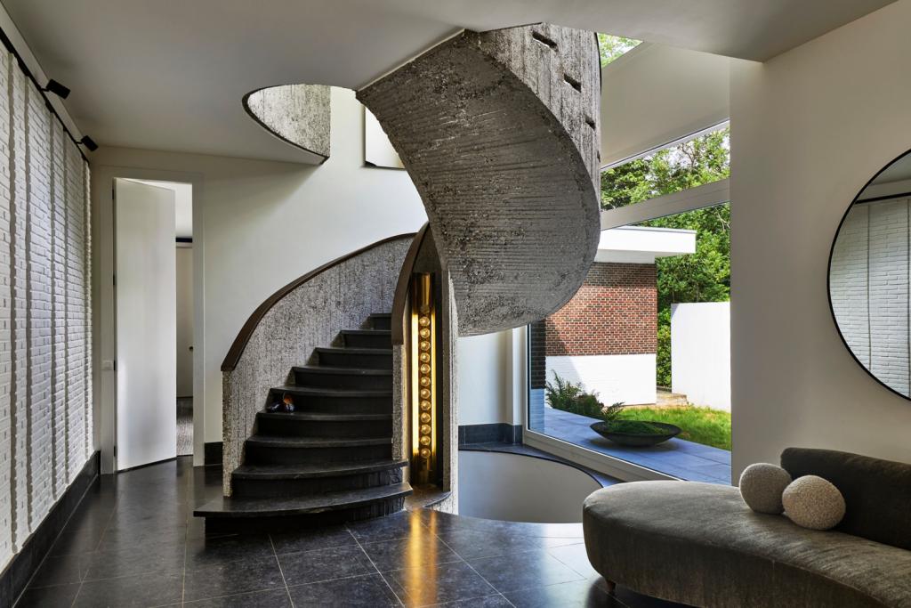 De witte trap werd gezandstraald.