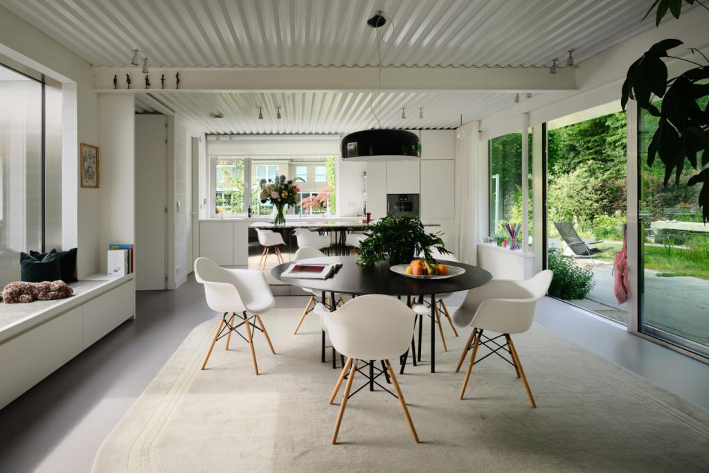 Woonkamer in witte en beige tinten. De tapijten in huis zijn van het Kortrijkse Lauv.