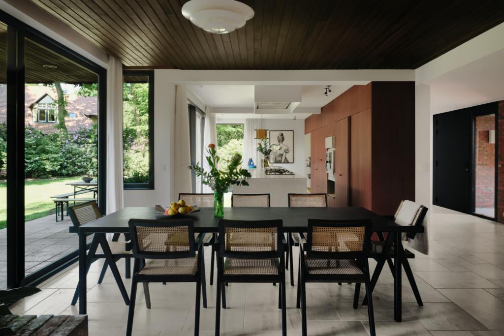 De tafel komt van Hay, de eetkamerstoelen zijn Pierre Jeanneret-replica’s.