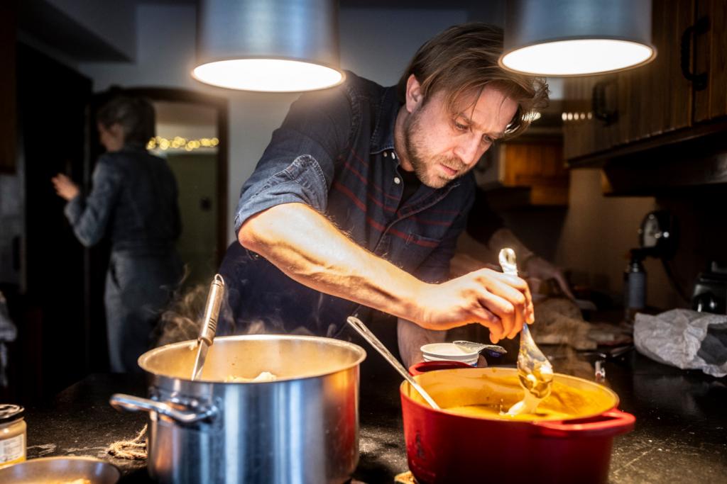 Seppe Nobels roert in potten in de keuken van zijn huis in de Ardennen.