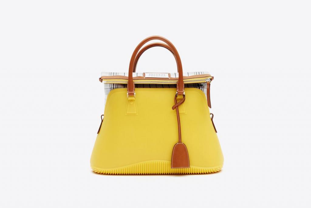 MaterialenmixRuime handtas in een mix van leder, geruit katoen en bioafbreekbaar rubber (1.550 euro), van Maison Margiela.