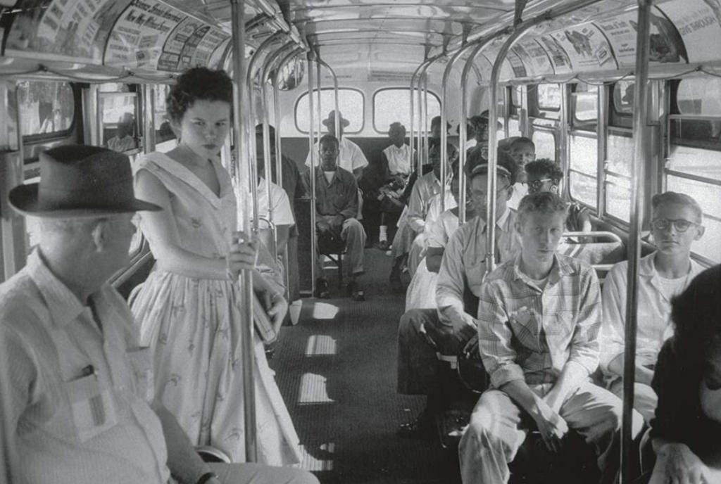 Foto van het gesegregeerde Zuiden in Amerika, waar zwarte buspasagiers in South Carolina achteraan moesten plaatsnemen