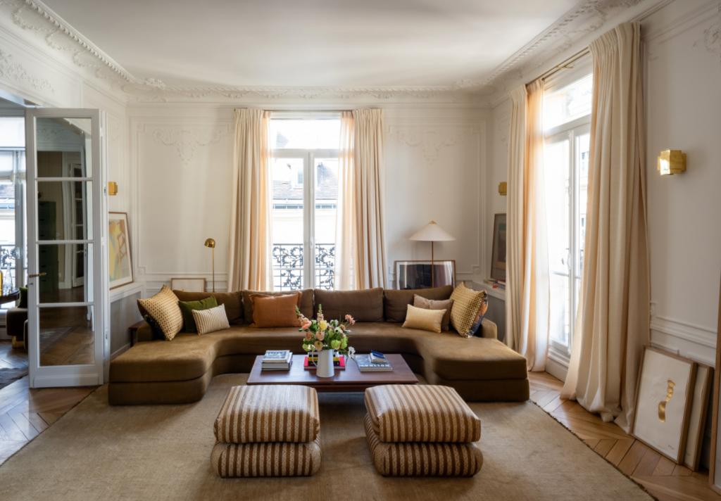 De sofa is een ontwerp van Sézalory. Ze combineert hem met twee Cañaflecha-poefs van Magnetic Midnight voor Cabana. De lamp links achter de zetel is een vintage Bergboms, de lamp rechts is van Paavo Tynell.