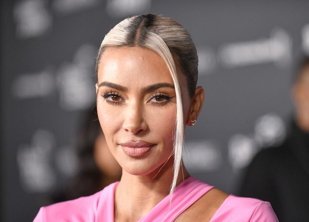 Kim Kardashian adopte la coloration star de 2023