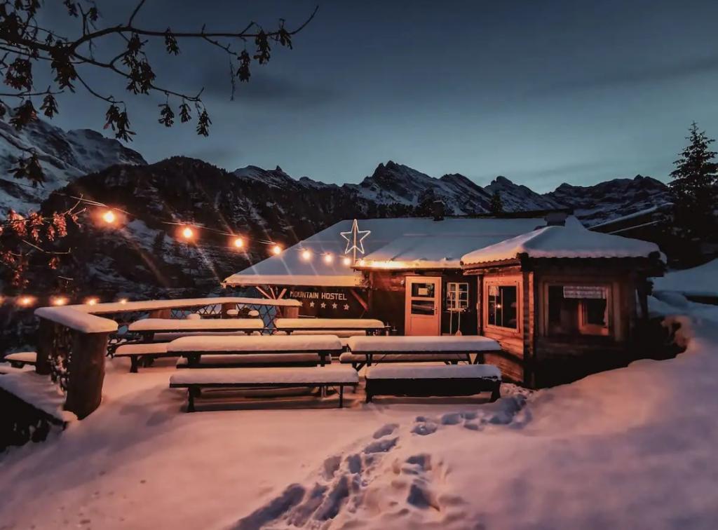 nostalgische hostel langs de skipiste in Zwitserland