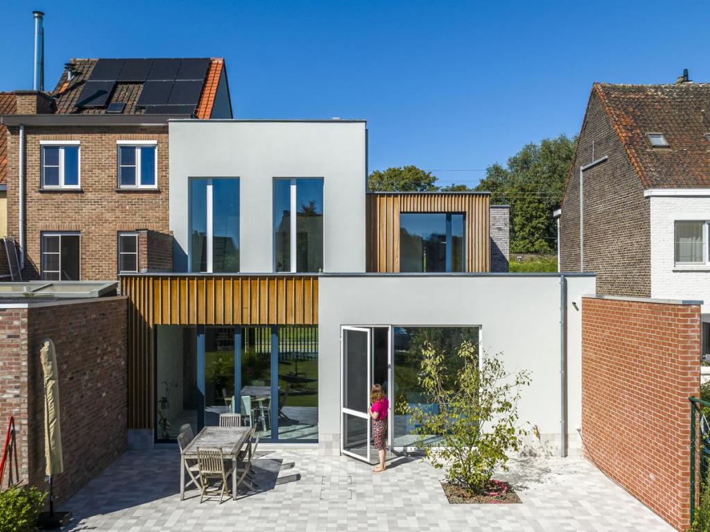 Door een verschil in gevelbekleding worden de verschillende volumes geaccentueerd.