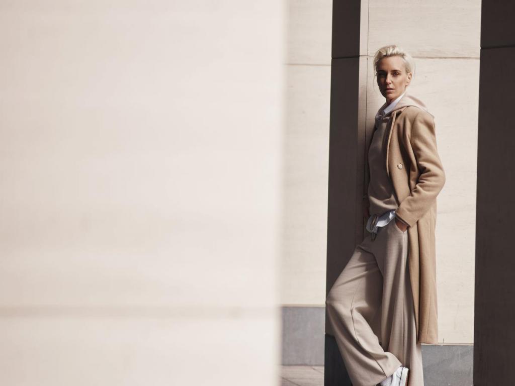 Wit hemd (119,90 euro), sweater met kap (149,90 euro), pantalon (139,90 euro) en mantel (299,90 euro), uit de capsulecollectie van Hannelore Knuts voor Terre Bleue.