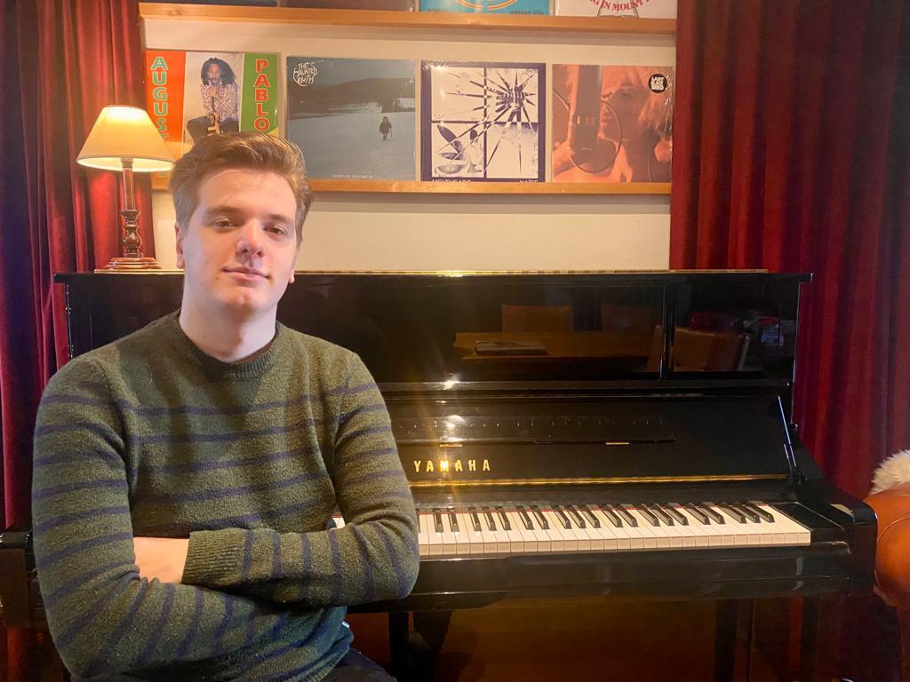 Elias Feys uit Ieper combineert zijn beide passies journalistiek en