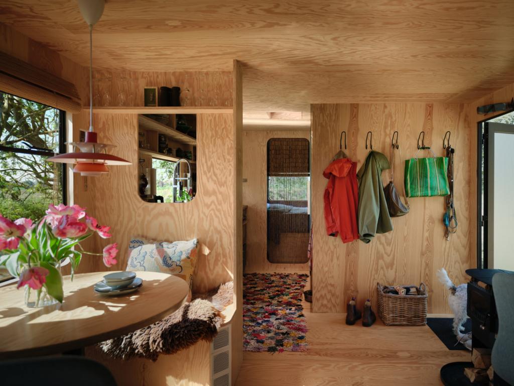 De binnenkant van de woonwagen  is helemaal opgebouwd uit multiplex. De deuren, uitsparingen en nissen zijn net zoals de originele vensters van de caravan afgerond.