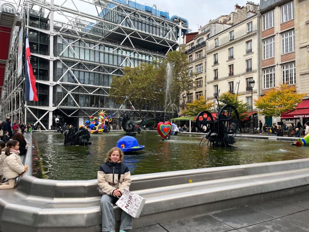 Een foto van de tienerdochter van Libelle-redactrice Annelies die poseert voor Centre Pompidou in Parijs.