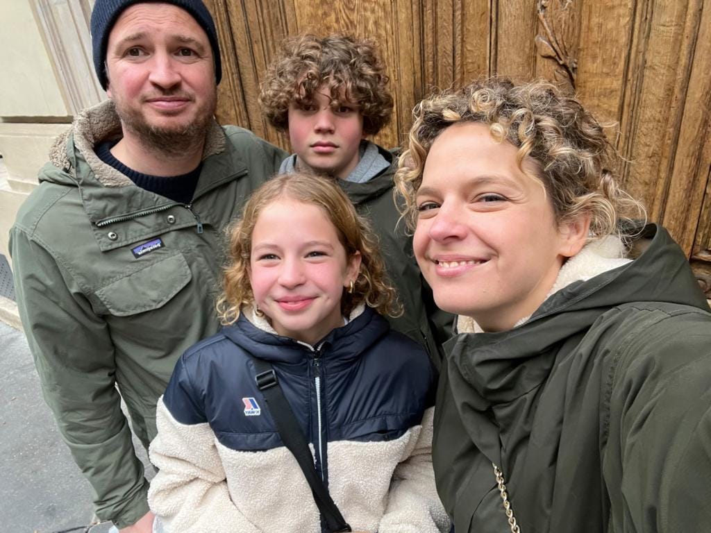 Een foto van Libelle-redactrice Annelies en haar man en twee kinderen. Ze geeft tips voor Parijs met tieners.
