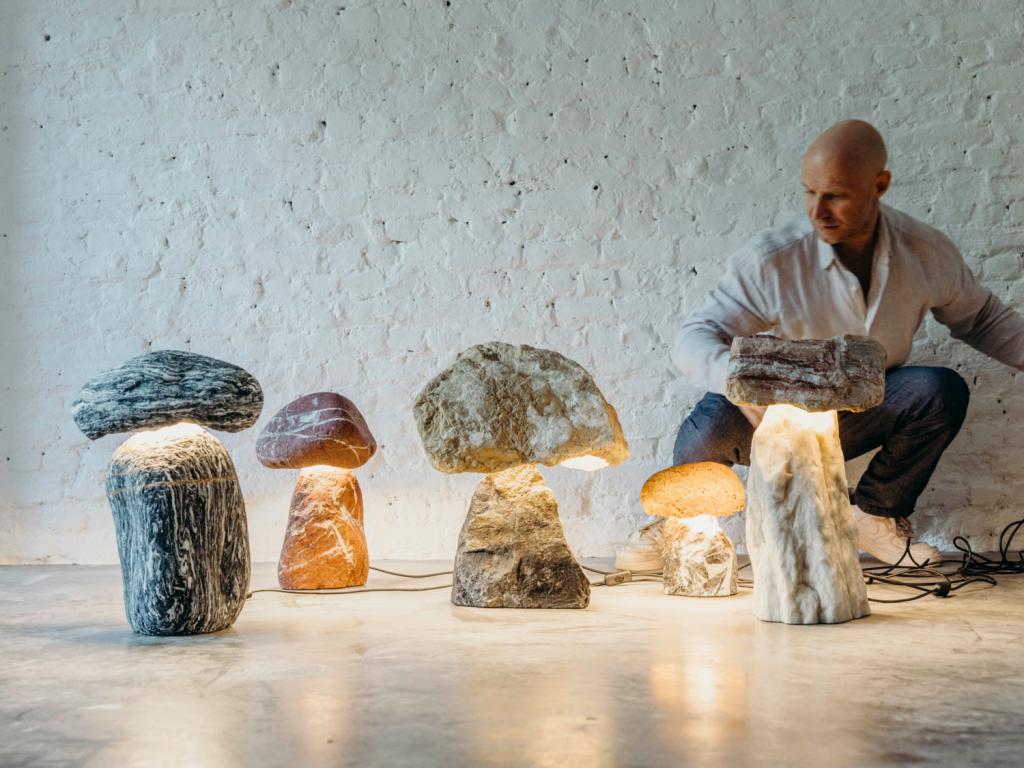 De Cairn Lights zijn geïnspireerd op de steenstapels die wandelaars achterlaten op bergpassen of stranden. De manier waarop ze de textuur van de rotsblokken uitlichten is betoverend.