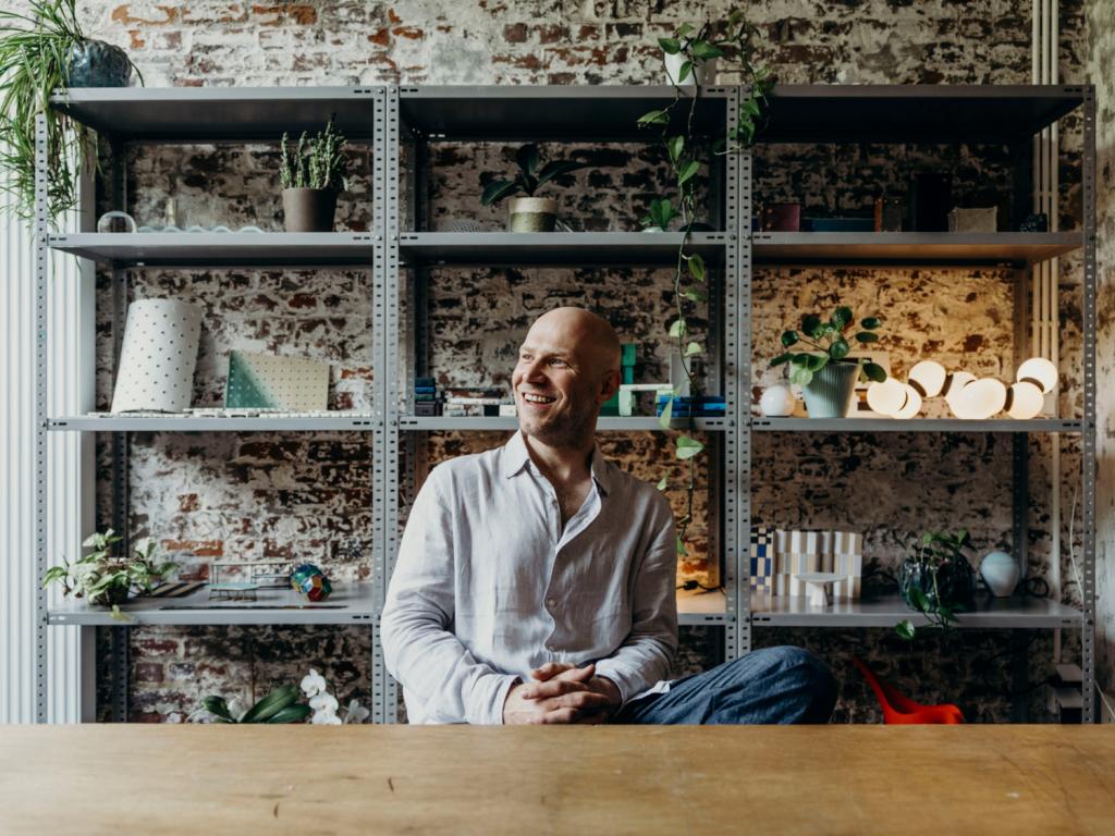 Net als zijn werk is De Ceulaer ook als mens gelaagd. In zijn atelier weerklinkt muziek van Jimi Hendrix over techno tot Ethiopian jazz. Hij geniet van zowel minimale als expressieve, intense kunst.