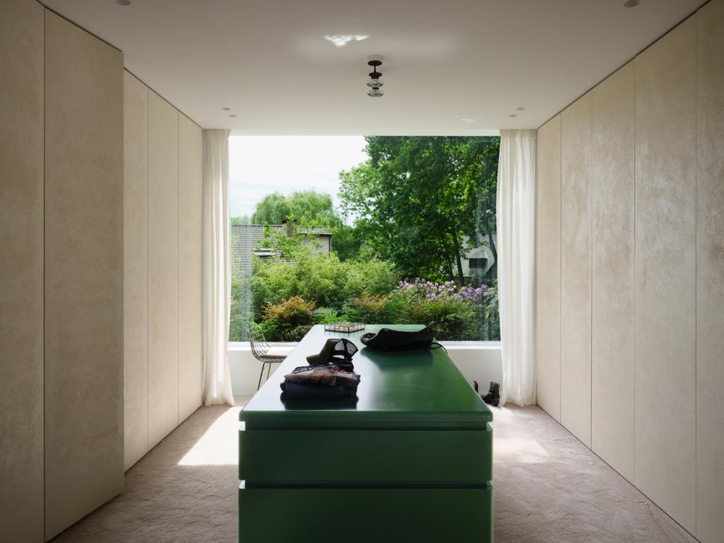 Het meubel in de dressing werd op maat gemaakt door Atelier Welleman, dat ook de keukenkasten verzorgde.