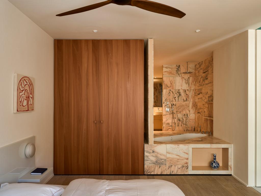 En-suite badkamer of niet? Sarah twijfelde, waarop Contekst beide opties in één voorzag. De wand in Rose Aurora tegels kan met een lichte duw helemaal open of dicht naargelang de stemming.