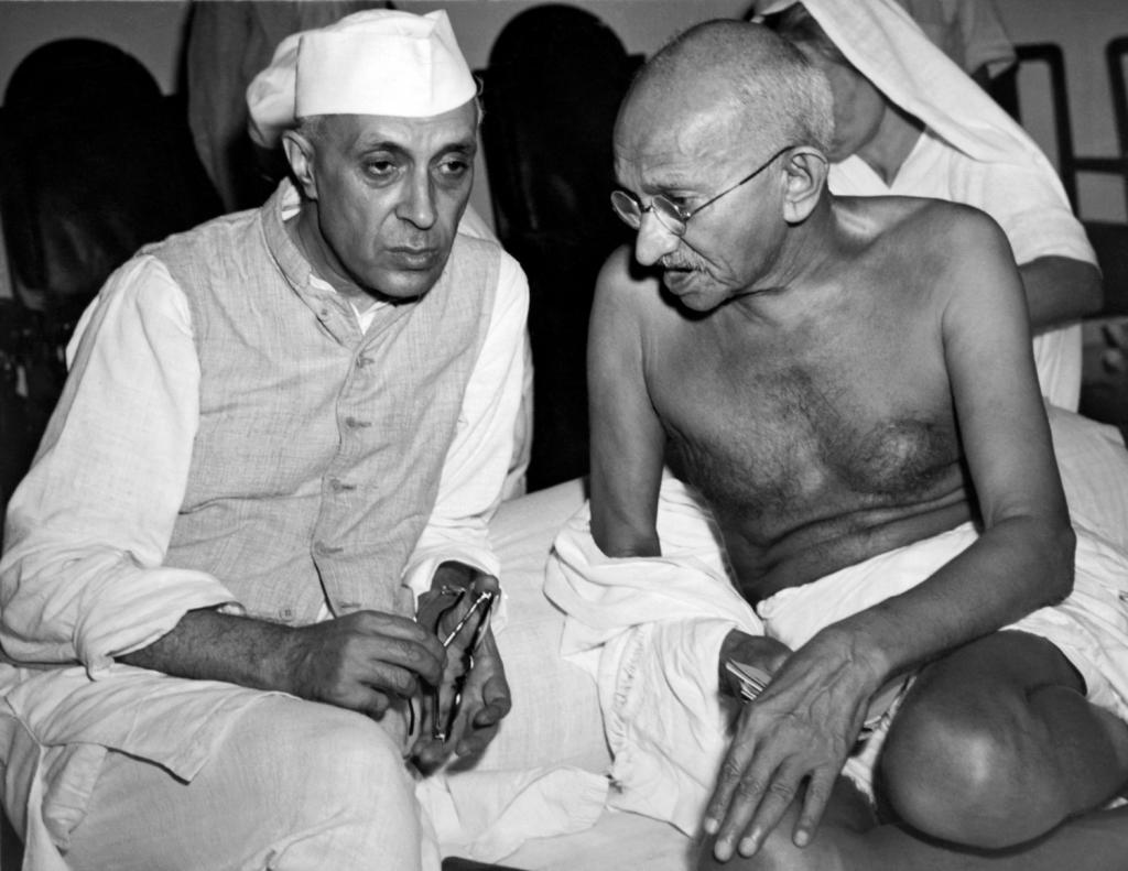 Foto van Gandhi en Nehru in gesprek
