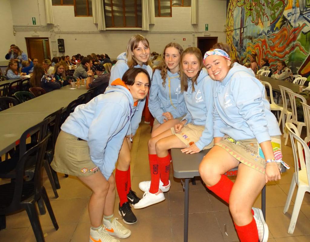 Laura Maertens (19 en jeugdanimator in Center Parcs De Haan) is al drie jaar leidster van Chiro Nelle, een jeugdvereniging op de Vuurtorenwijk. “We zijn een van de grootste jeugdverenigingen van Oostende, met meer dan 150 leden van 6 tot 16 jaar. Wij organiseren elke zondagnamiddag onze activiteiten. Op de foto: Laura, Aline, Tina, Marthe en Keena van Chiro Nelle.