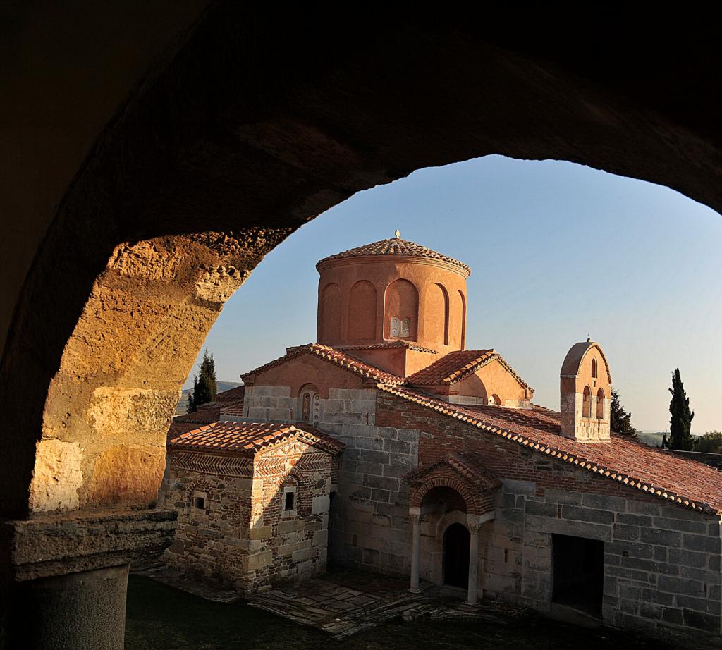 Klooster in oud dorpje.