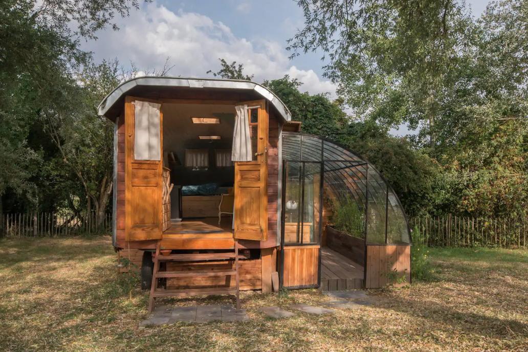 Houten trailer midden in de natuur van Bârsy