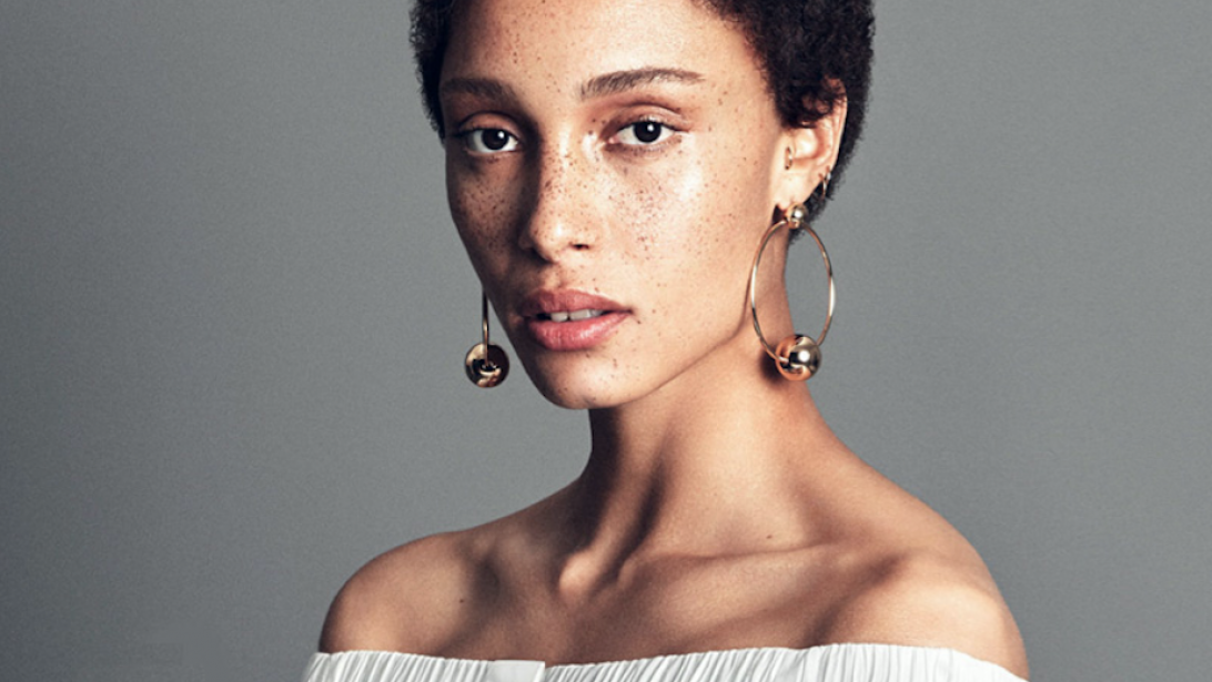 Najaarstrend: de off shoulder is een blijvertje Najaarstrend: de off shoulder is een blijvertje