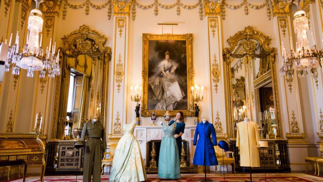 Must visit: een kijkje in de garderobe van Queen Elisabeth Must visit: een kijkje in de garderobe van Queen Elisabeth