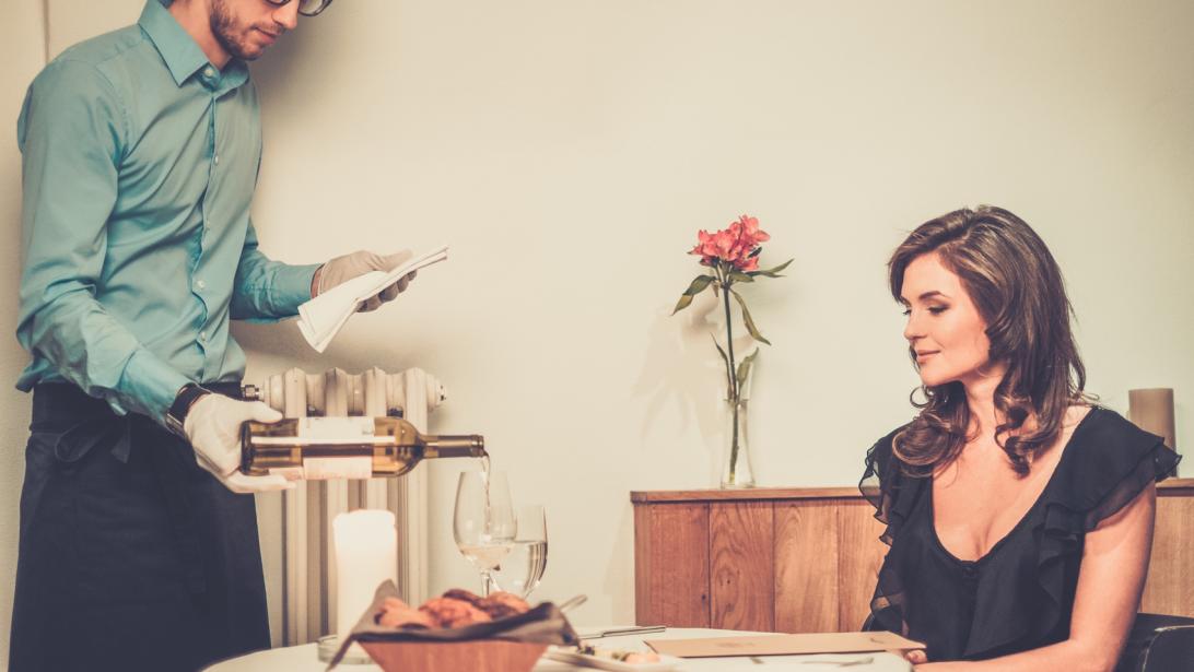 "Dinner for One": un repas pour mettre fin au tabou de la solitude "Dinner for One": un repas pour mettre fin au tabou de la solitude