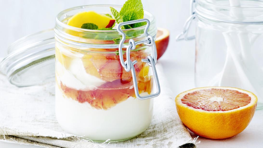 Frais et léger: yaourt à la mangue et à l'orange sanguine Frais et léger: yaourt à la mangue et à l'orange sanguine