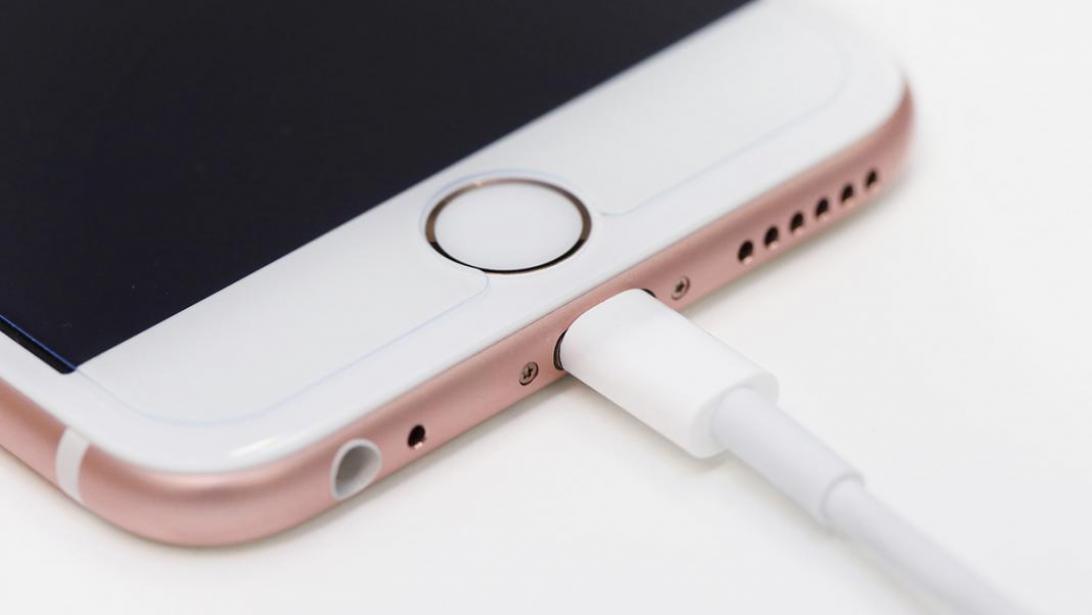 Recharger son smartphone dans un lieu public? Très mauvaise idée! Recharger son smartphone dans un lieu public? Très mauvaise idée!
