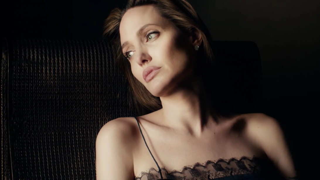 Vidéo: Angelina Jolie plus glamour que jamais pour le nouveau parfum de Guerlain Vidéo: Angelina Jolie plus glamour que jamais pour le nouveau parfum de Guerlain