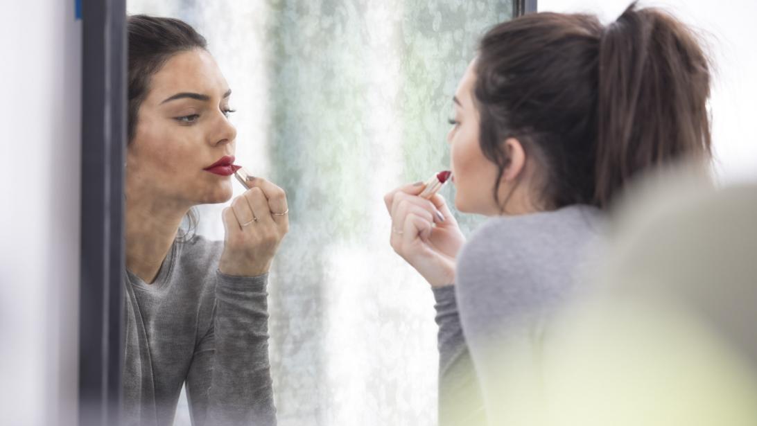 Vidéo: Kendall Jenner dans la peau d'une pop star pour Estée Lauder Vidéo: Kendall Jenner dans la peau d'une pop star pour Estée Lauder