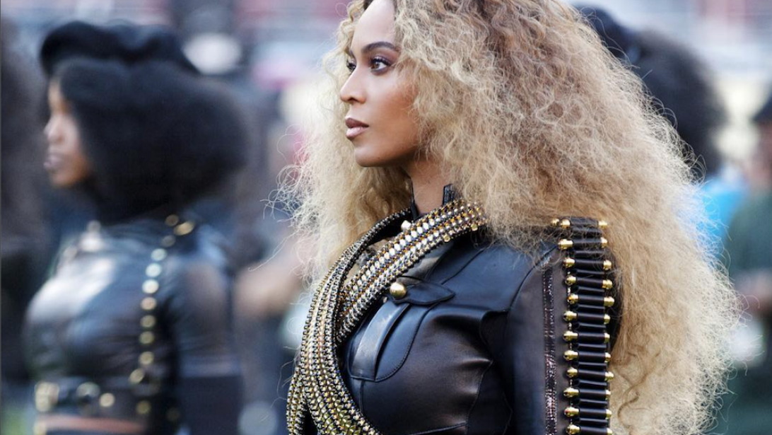 Beyoncé aide les étudiantes en créant un programme de bourses d'études Beyoncé aide les étudiantes en créant un programme de bourses d'études